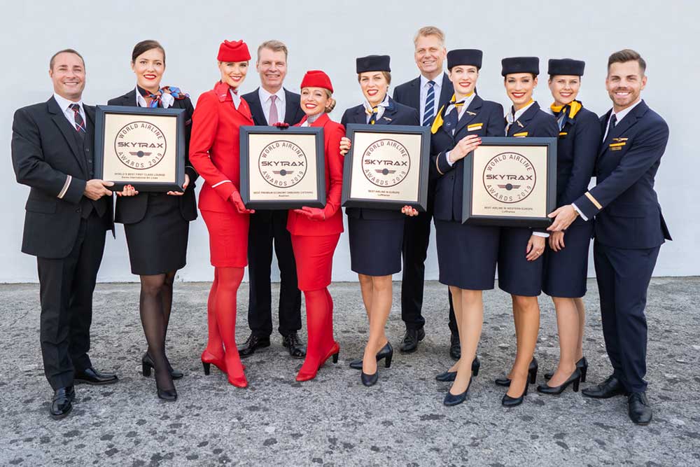 Collaborateurs du groupe Lufthansa mettant en avant le prix Skytrax pour la la meilleure compagnie aérienne d’Europe